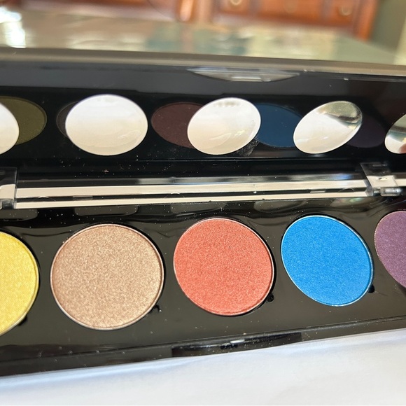 💕3/$20 Eyeshadow Palette - Picture 2 of 3